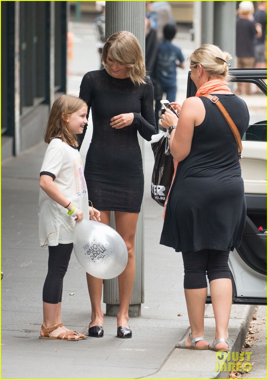 Taylor Swift Stops to Pose With Australian Fan!