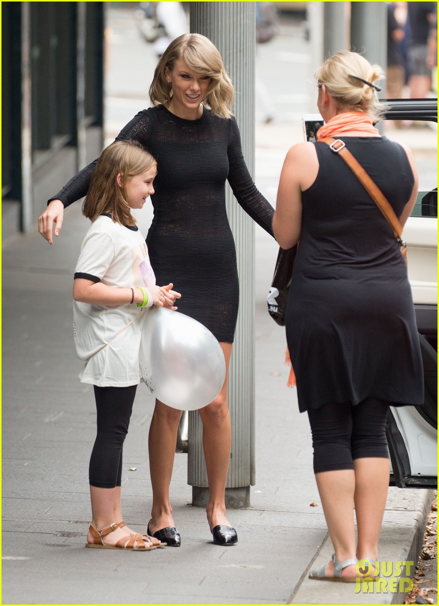 Taylor Swift Stops to Pose With Australian Fan!
