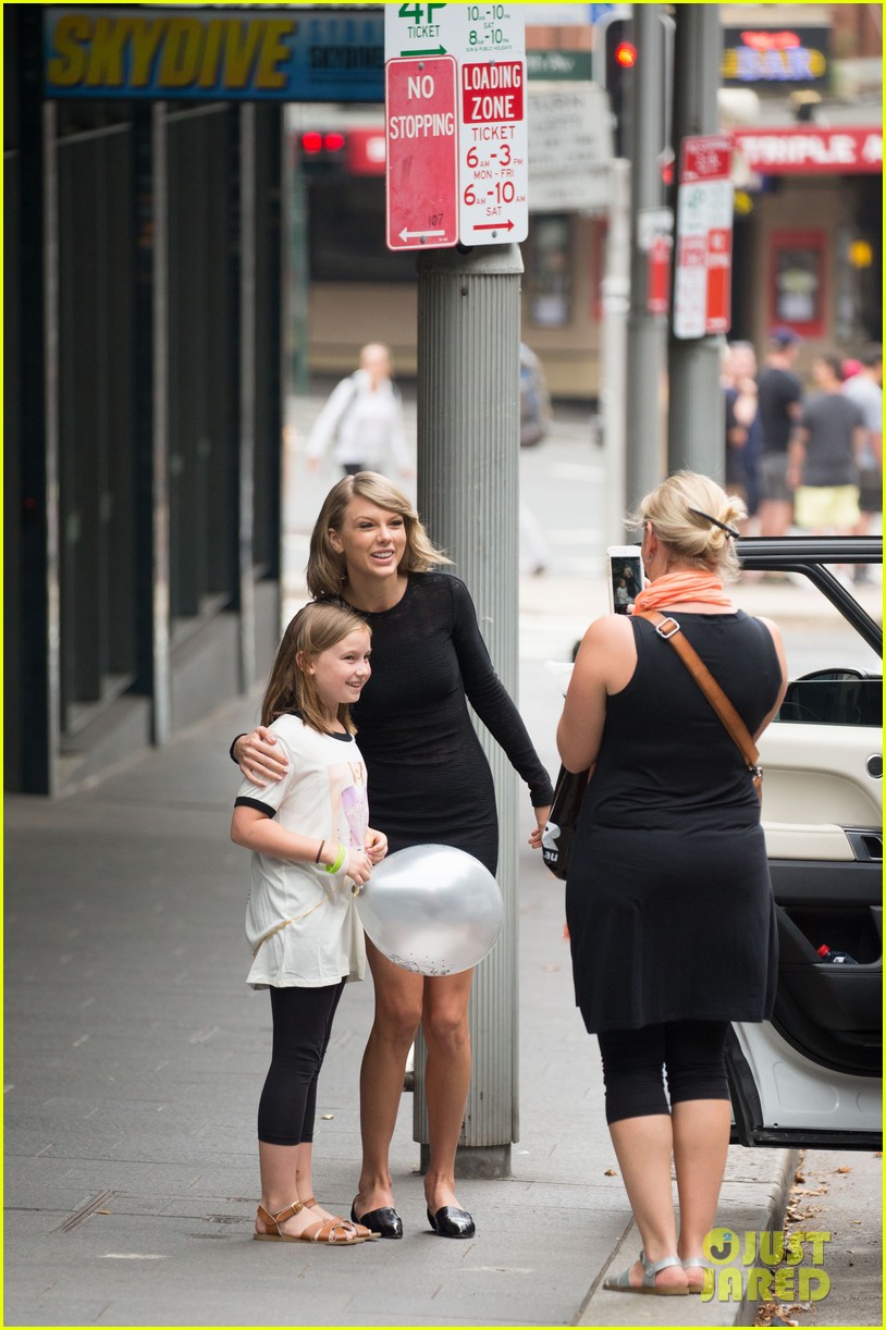 Taylor Swift Stops to Pose With Australian Fan!