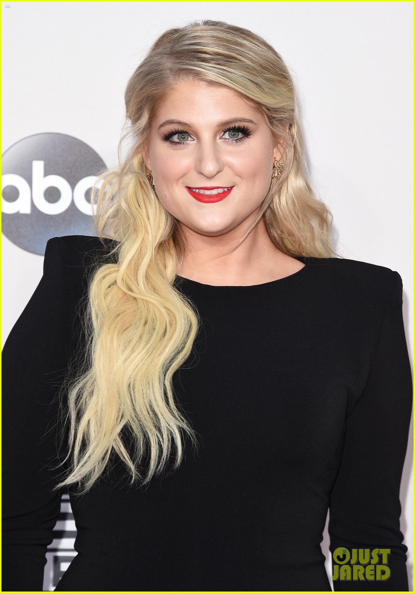 Meghan Trainor Kisses Charlie Puth After AMAs 2015 Performance - WATCH NOW!