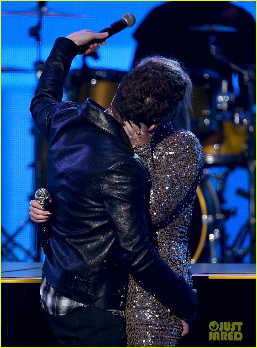 Meghan Trainor Kisses Charlie Puth After AMAs 2015 Performance - WATCH NOW!