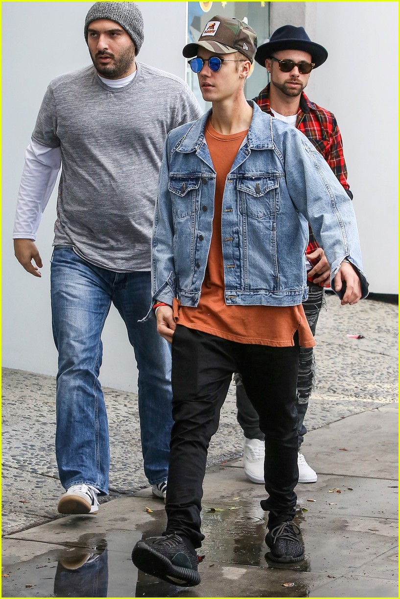 Justin Bieber Kicks Off His Weekend With Shopping & A Secret Show