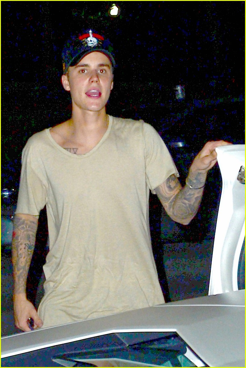 Justin Bieber Kicks Off His Weekend With Shopping & A Secret Show