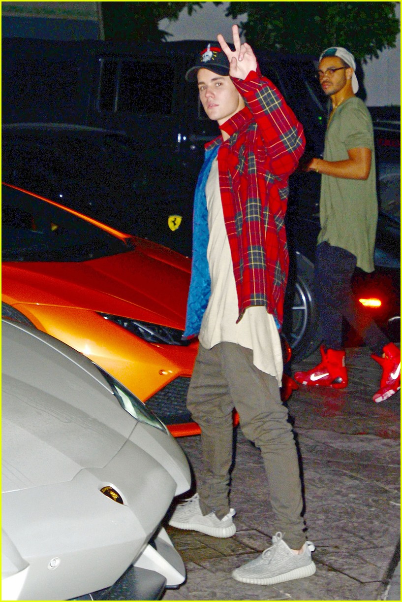 Justin Bieber Kicks Off His Weekend With Shopping & A Secret Show