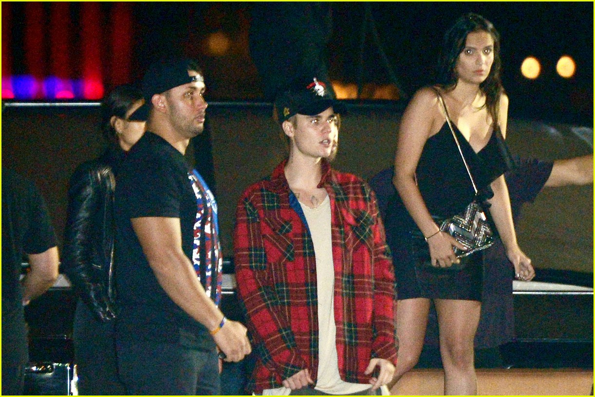 Justin Bieber Kicks Off His Weekend With Shopping & A Secret Show