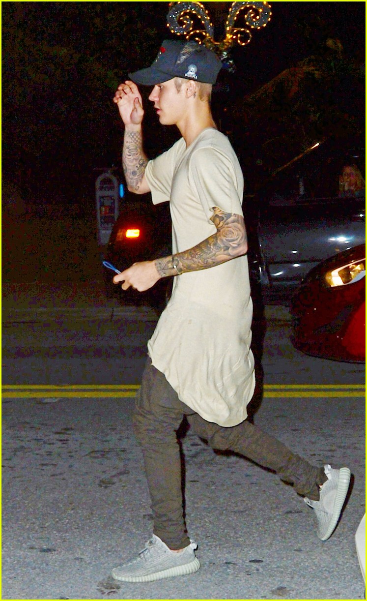 Justin Bieber Kicks Off His Weekend With Shopping & A Secret Show