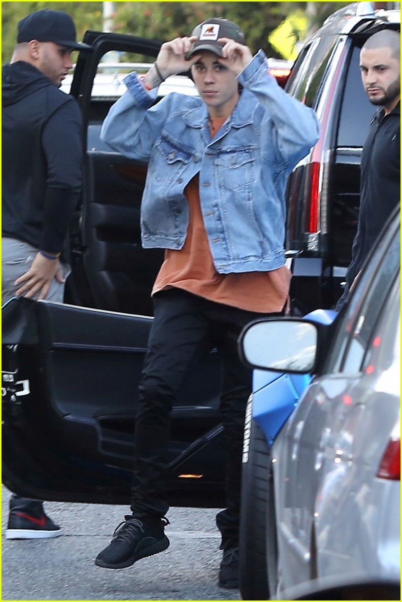 Justin Bieber Kicks Off His Weekend With Shopping & A Secret Show