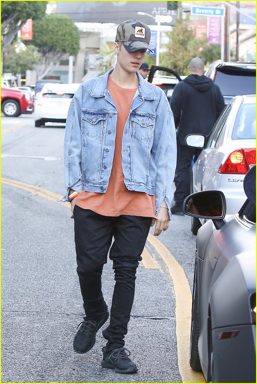 Justin Bieber Kicks Off His Weekend With Shopping & A Secret Show