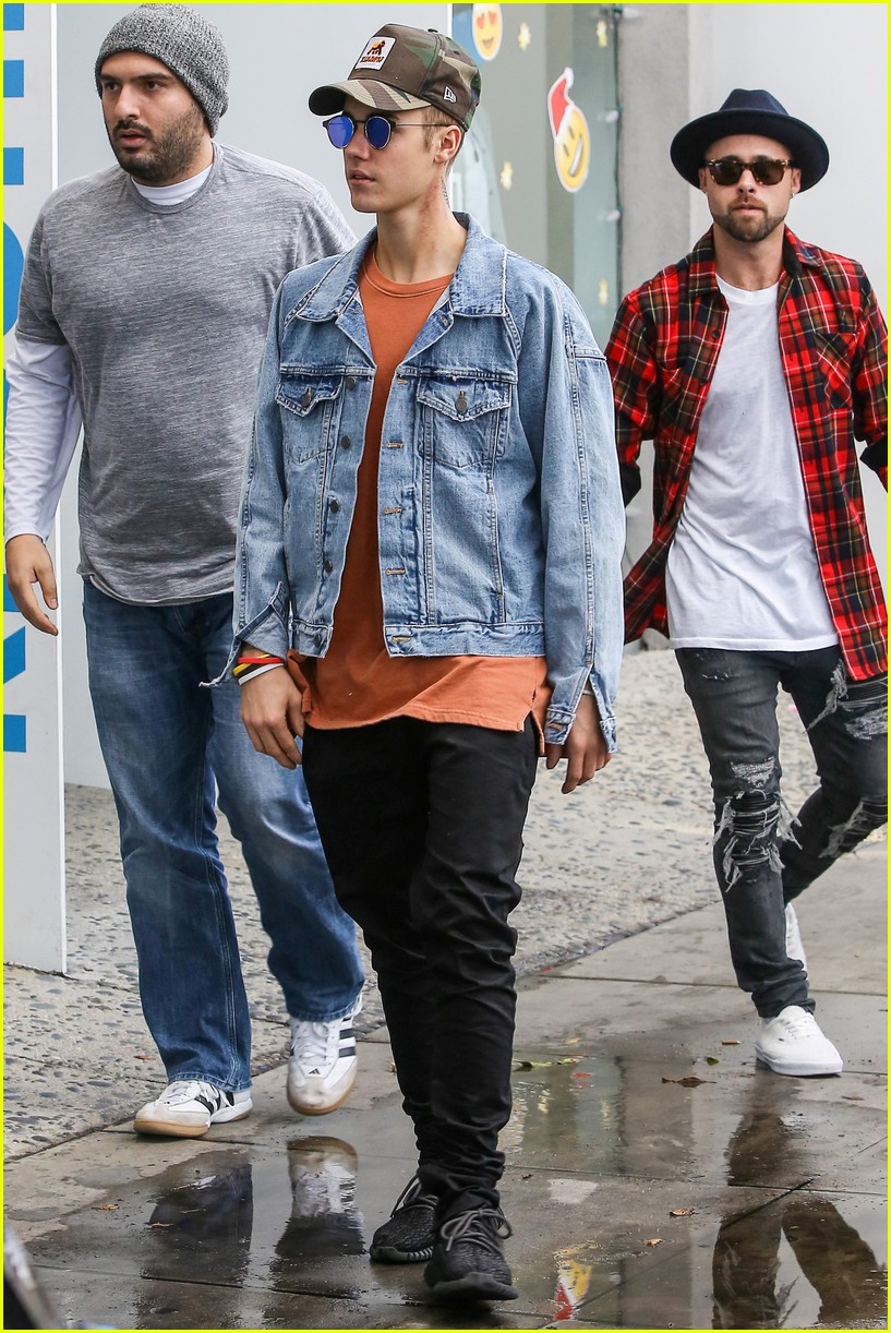 Justin Bieber Kicks Off His Weekend With Shopping & A Secret Show