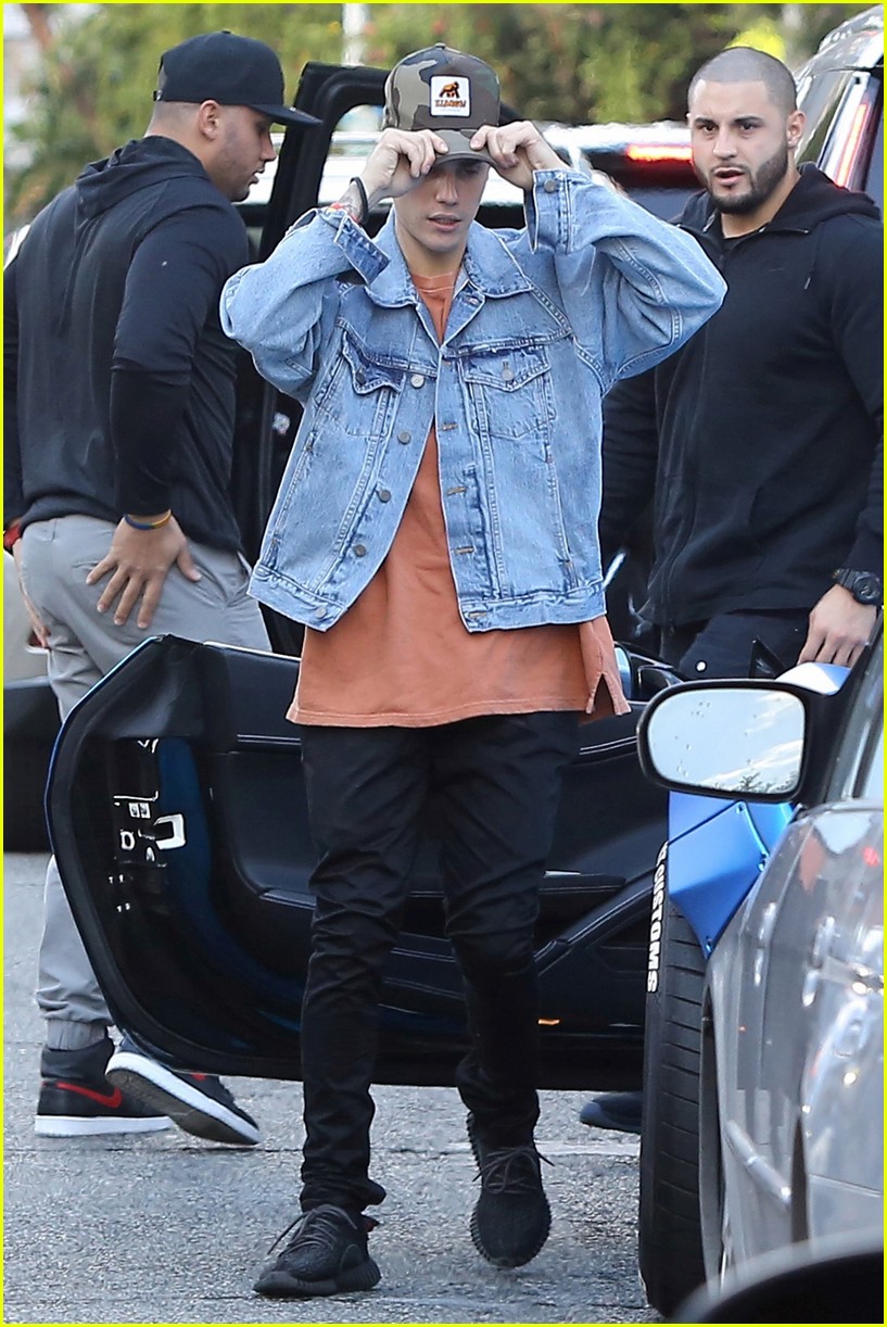 Justin Bieber Kicks Off His Weekend With Shopping & A Secret Show