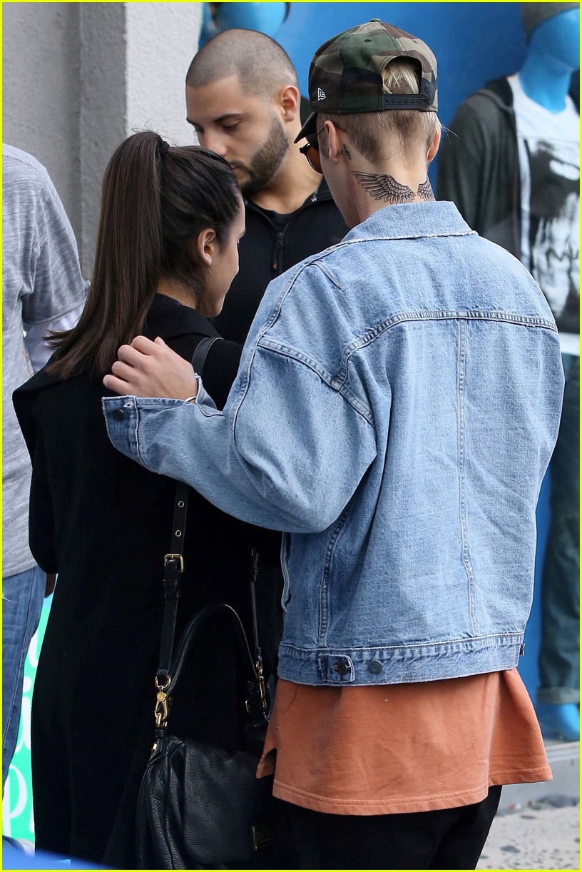 Justin Bieber Kicks Off His Weekend With Shopping & A Secret Show