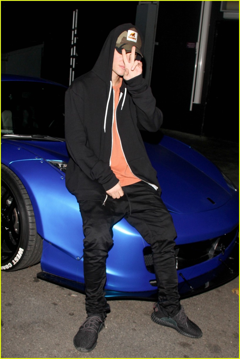 Justin Bieber Kicks Off His Weekend With Shopping & A Secret Show