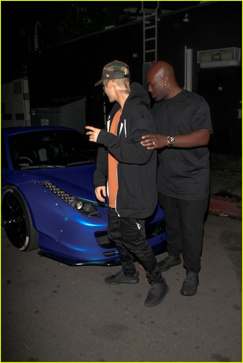 Justin Bieber Kicks Off His Weekend With Shopping & A Secret Show