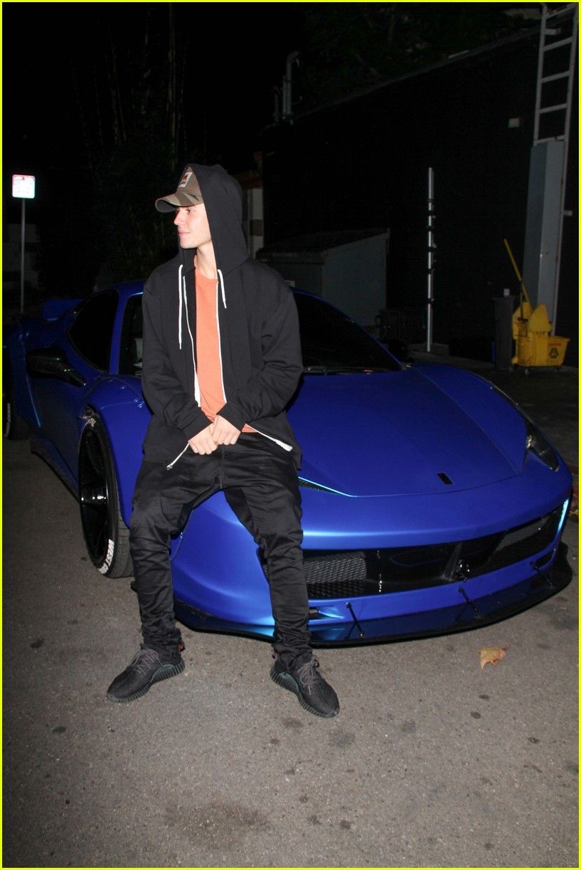 Justin Bieber Kicks Off His Weekend With Shopping & A Secret Show