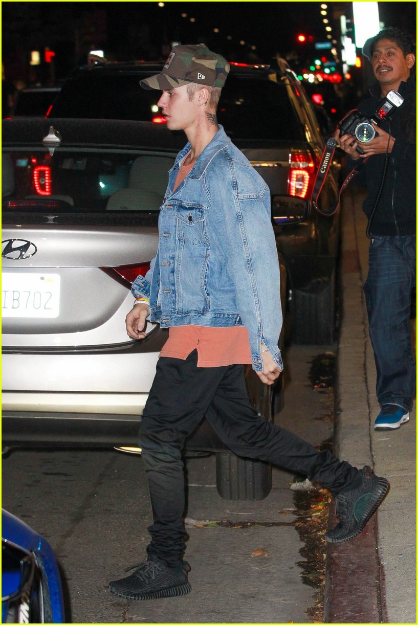 Justin Bieber Kicks Off His Weekend With Shopping & A Secret Show