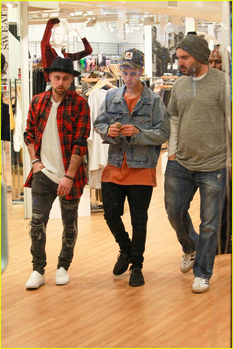 Justin Bieber Kicks Off His Weekend With Shopping & A Secret Show