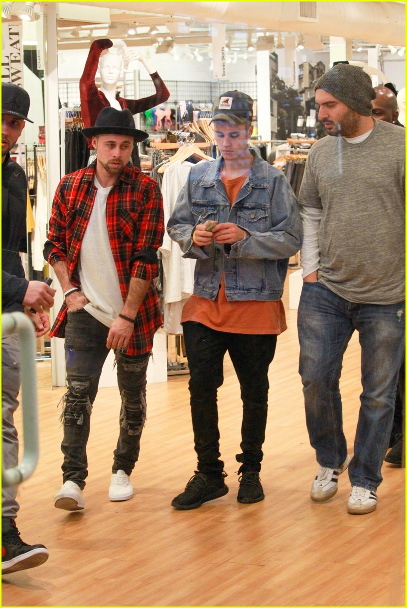 Justin Bieber Kicks Off His Weekend With Shopping & A Secret Show