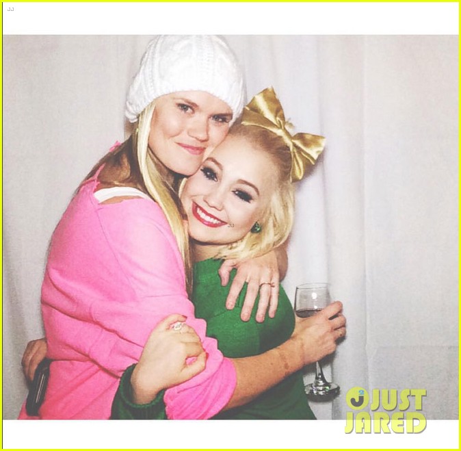 RaeLynn Celebrates Her Engagement With Blake Shelton & Gwen Stefani!