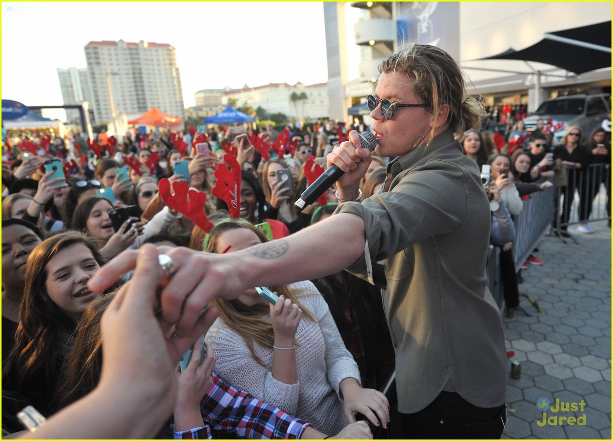 Conrad Sewell Gets Up Close & Personal With Fans at Tampa Jingle Ball 2015