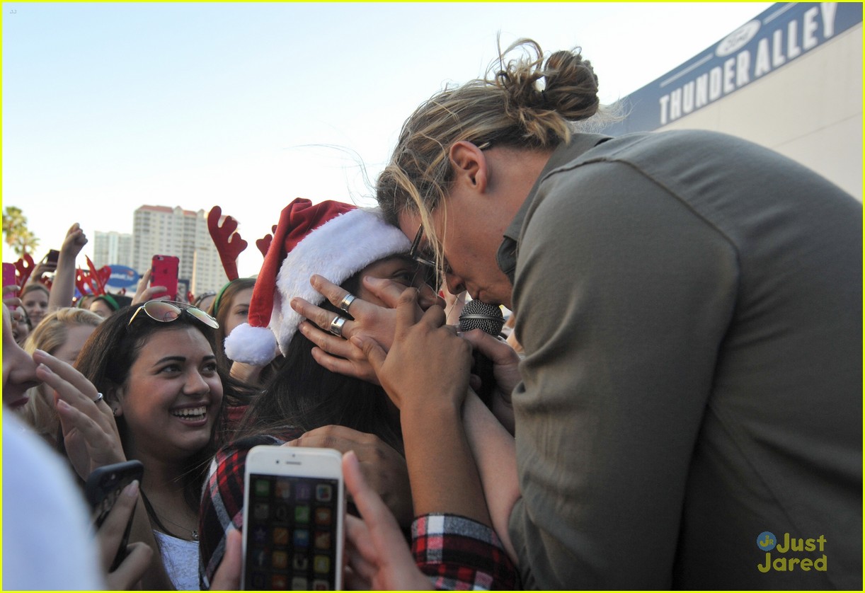 Conrad Sewell Gets Up Close & Personal With Fans at Tampa Jingle Ball 2015