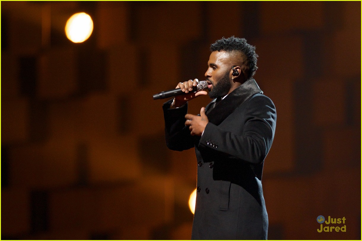 Hailee Steinfeld & Jason Derulo Get A Sugar Rush After B96 Chicago's Jingle Bash
