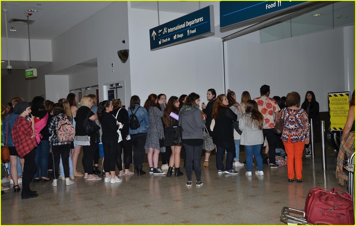 5SOS Member Ashton Irwin Returns Home for the Holidays in Australia