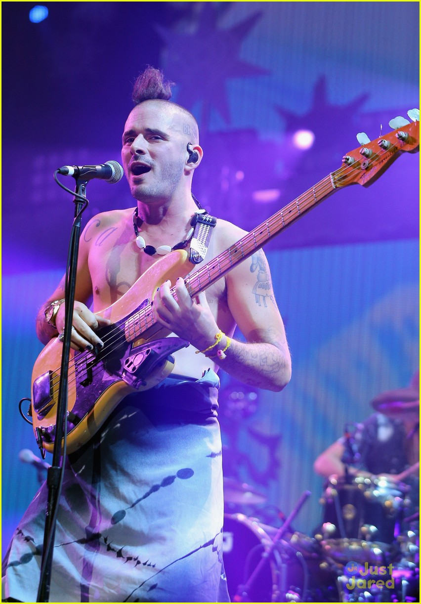 Nick Jonas & DNCE Keep The Party Going at Jingle Ball 2015 in Minnesota!