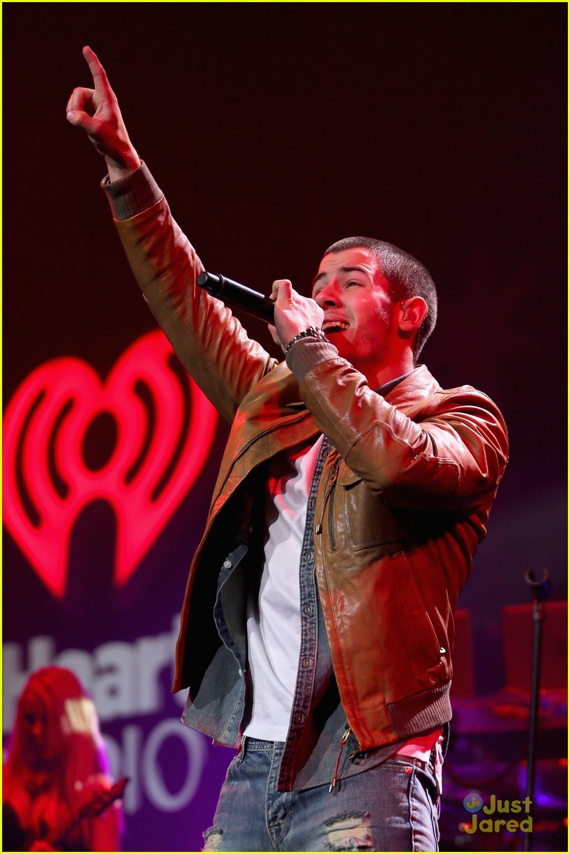 Nick Jonas & DNCE Keep The Party Going at Jingle Ball 2015 in Minnesota!