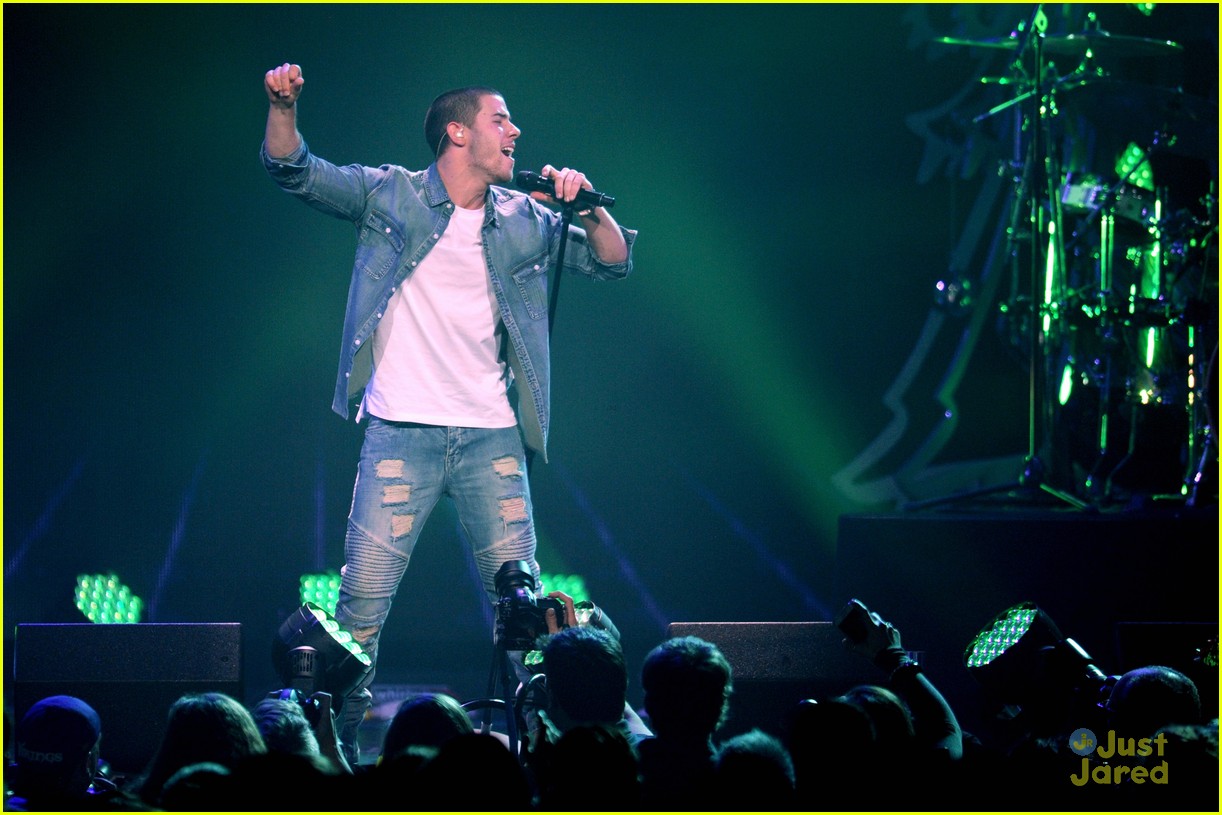 Nick Jonas & DNCE Keep The Party Going at Jingle Ball 2015 in Minnesota!