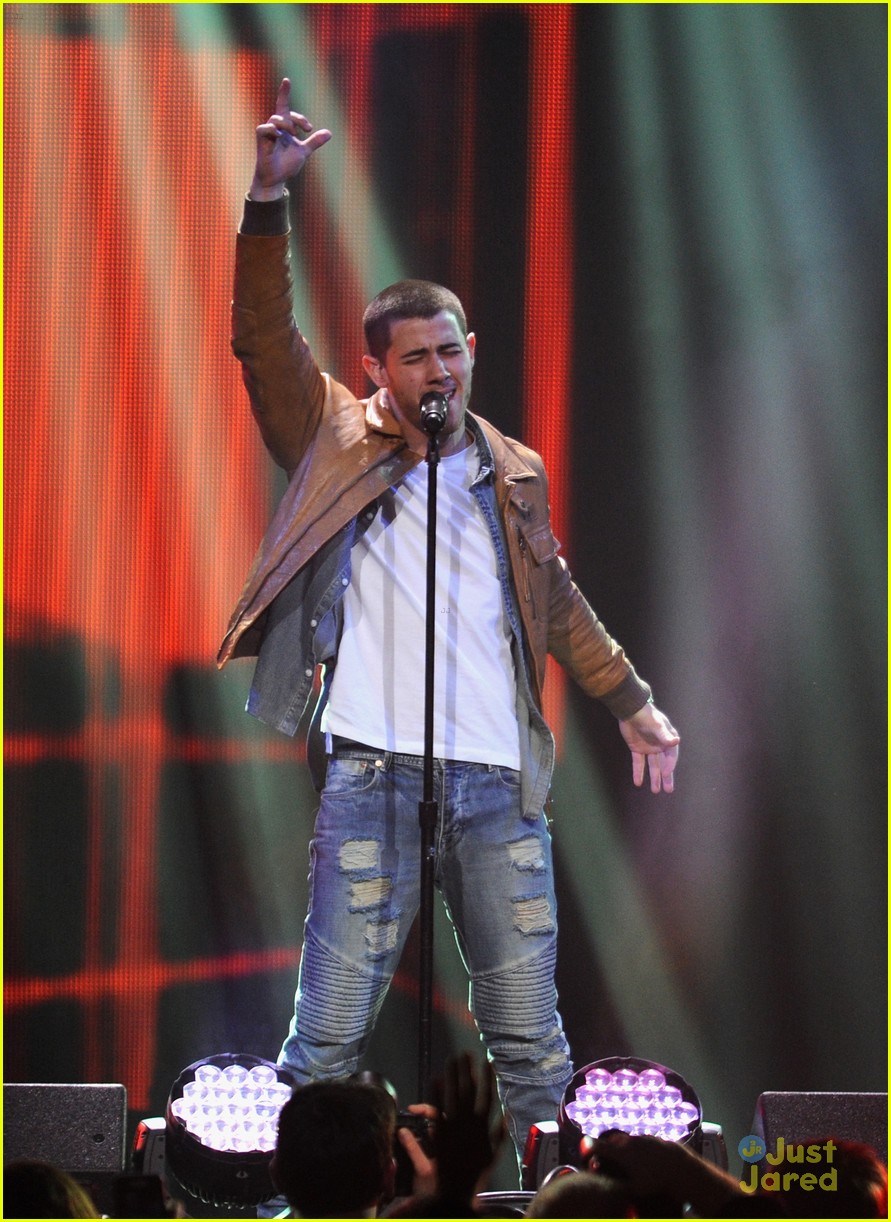 Nick Jonas & DNCE Keep The Party Going at Jingle Ball 2015 in Minnesota!