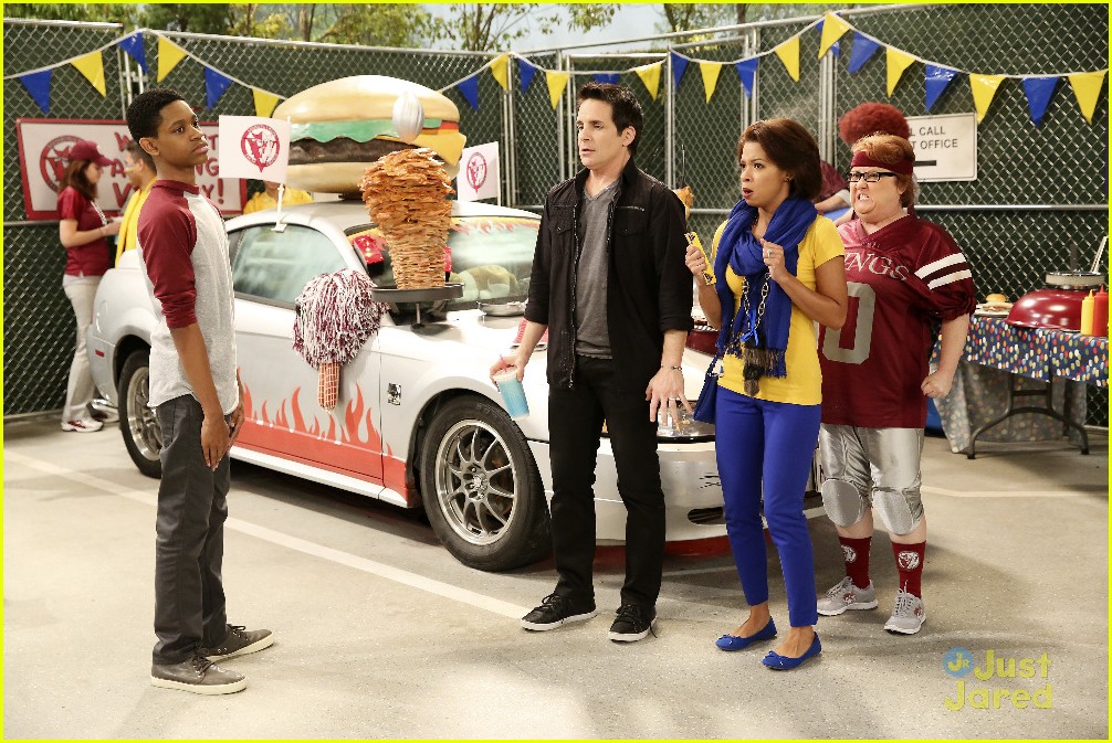 Billy Unger Shows Off Team Spirit On Tonight's 'Lab Rats: Bionic Island'