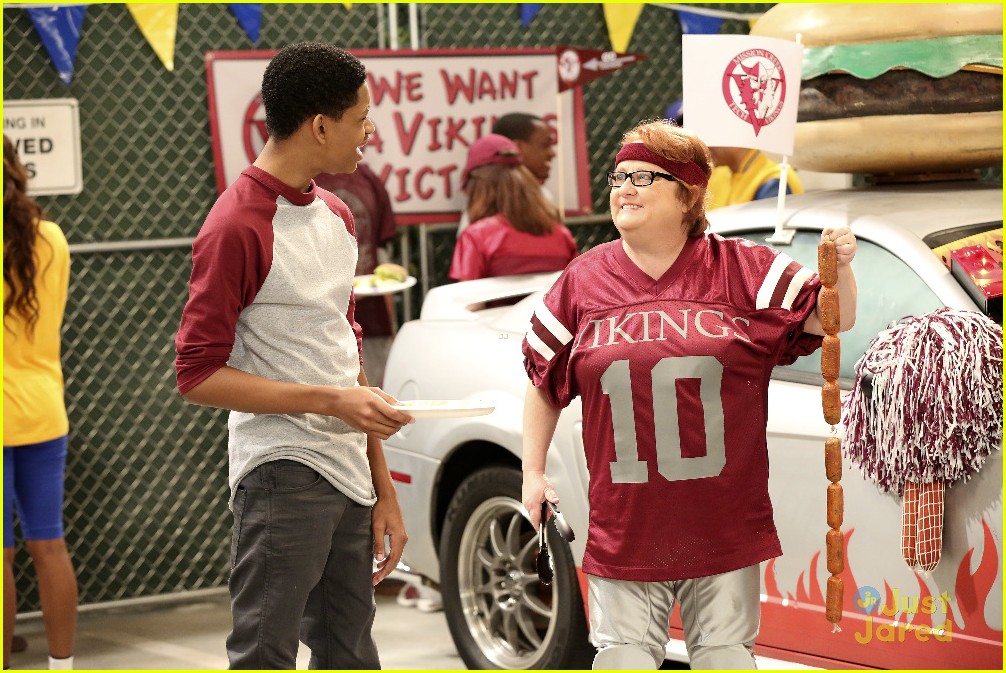 Billy Unger Shows Off Team Spirit On Tonight's 'Lab Rats: Bionic Island'