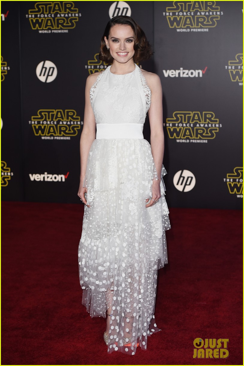 Daisy Ridley & John Boyega Premiere 'Star Wars' with Billie Lourd!