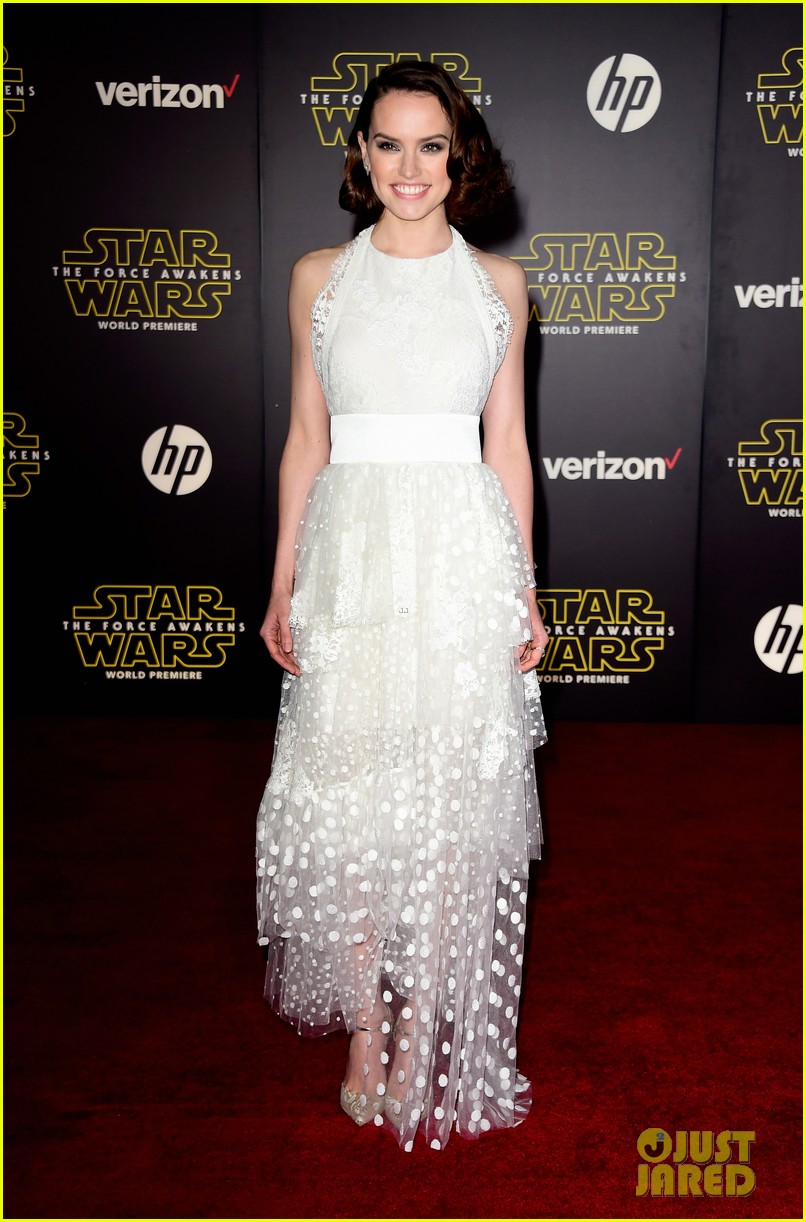 Daisy Ridley & John Boyega Premiere 'Star Wars' with Billie Lourd!
