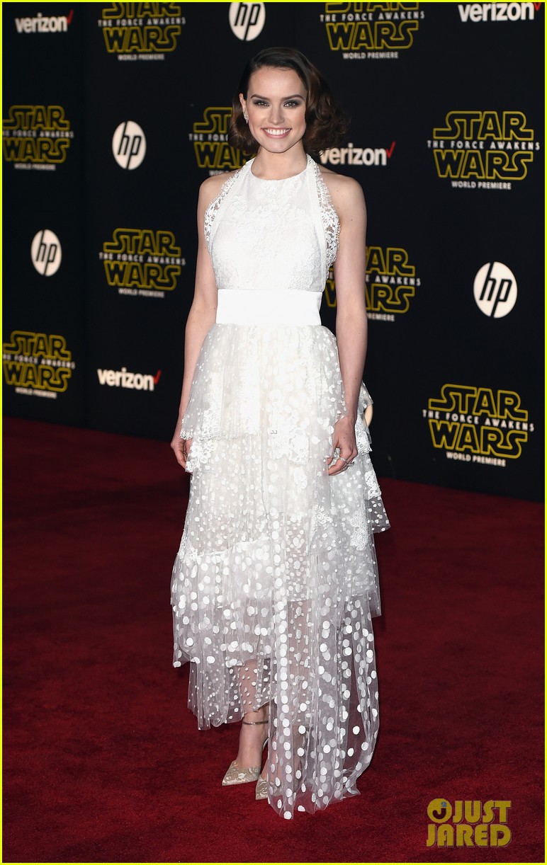 Daisy Ridley & John Boyega Premiere 'Star Wars' with Billie Lourd!