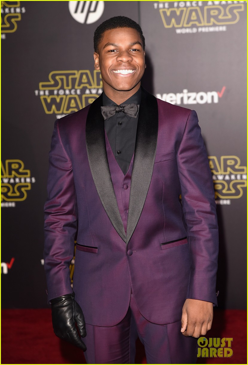 Daisy Ridley & John Boyega Premiere 'Star Wars' with Billie Lourd!