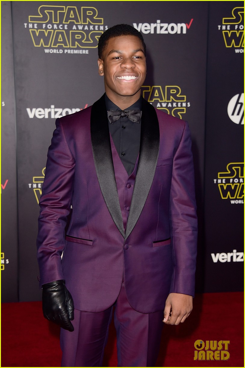 Daisy Ridley & John Boyega Premiere 'Star Wars' with Billie Lourd!