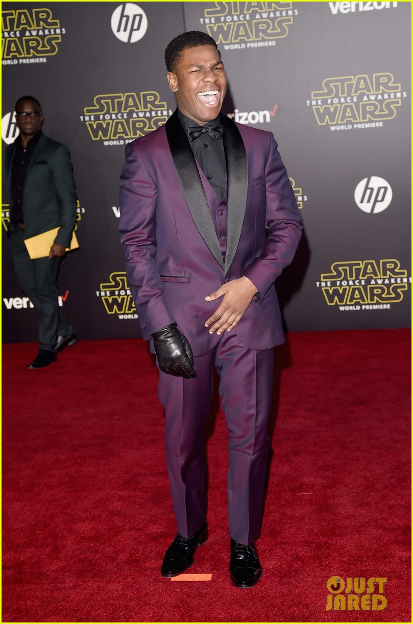 Daisy Ridley & John Boyega Premiere 'Star Wars' with Billie Lourd!