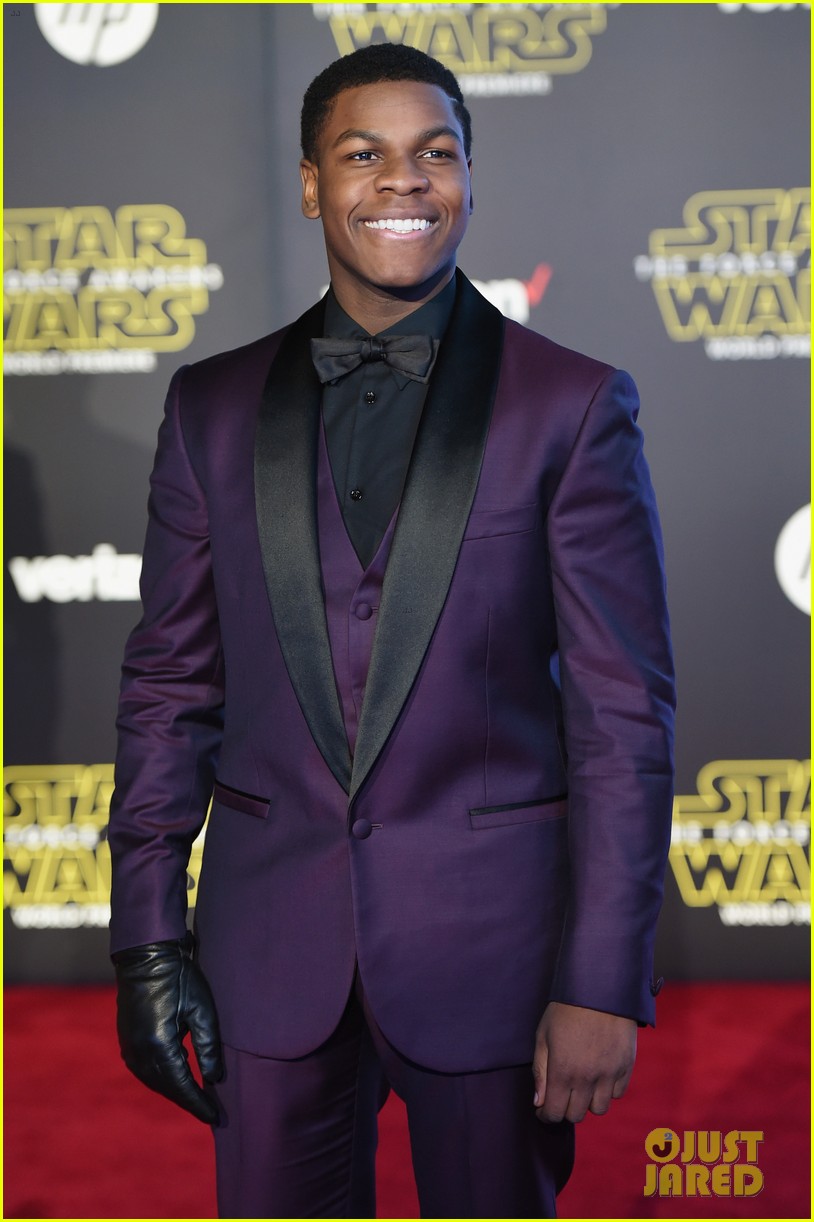 Daisy Ridley & John Boyega Premiere 'Star Wars' with Billie Lourd!