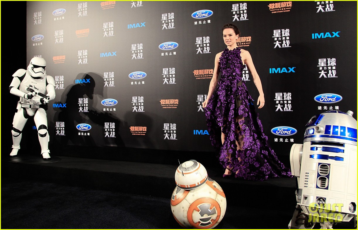 Daisy Ridley Premieres 'Star Wars' in China With John Boyega