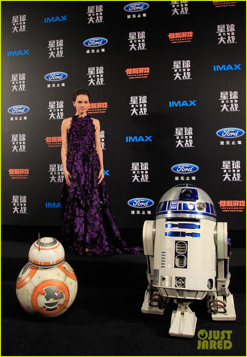 Daisy Ridley Premieres 'Star Wars' in China With John Boyega