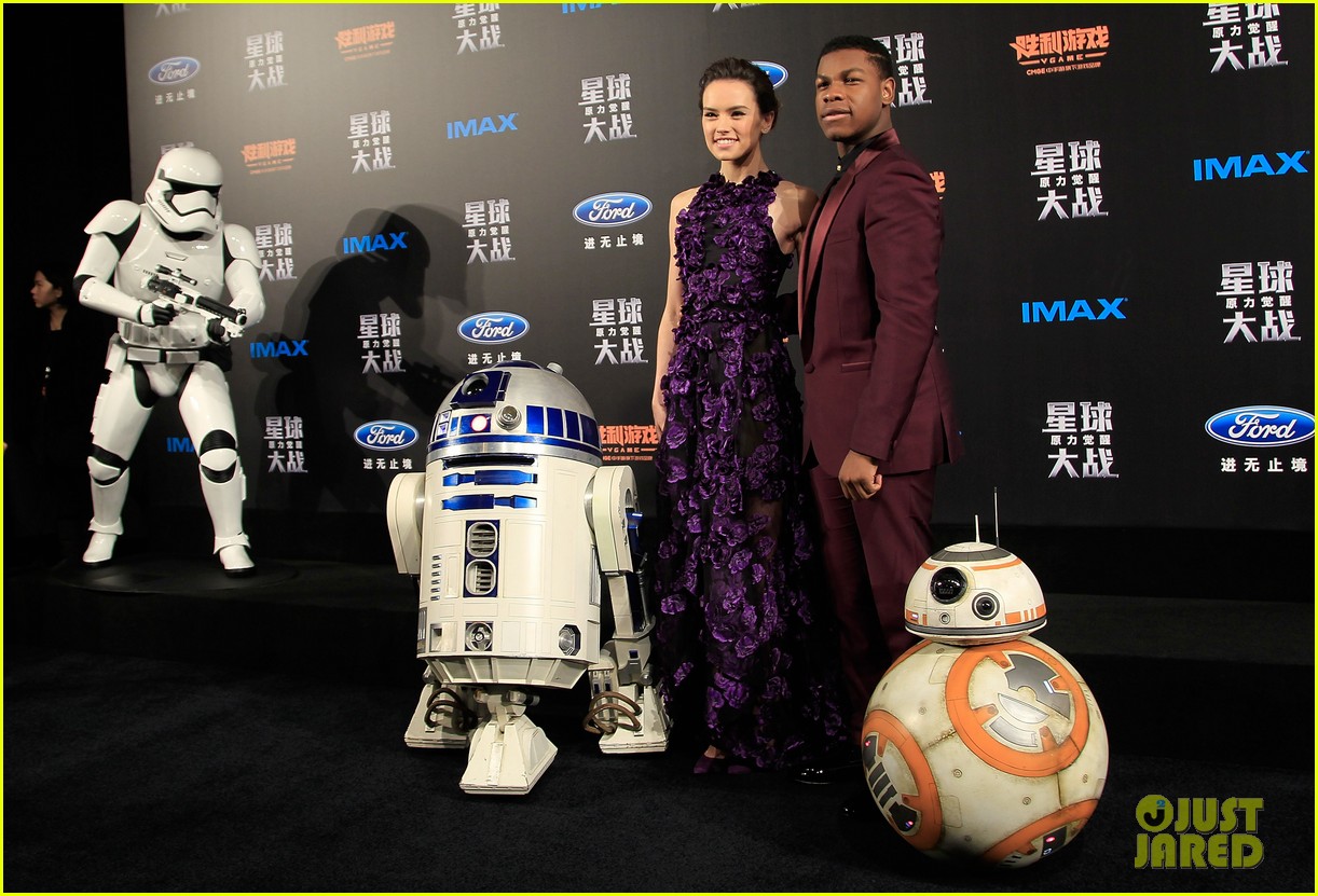 Daisy Ridley Premieres 'Star Wars' in China With John Boyega