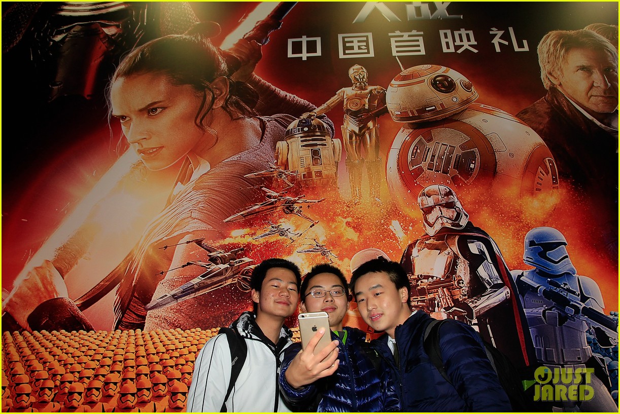 Daisy Ridley Premieres 'Star Wars' in China With John Boyega