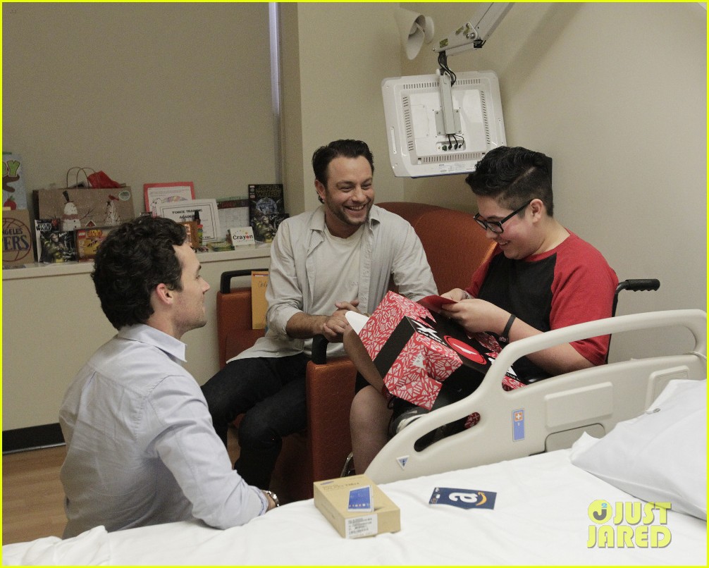 Tahj Mowry & Ian Harding Surprise CHLA Patients with a Pizza Party & Presents for Pop-Up Santa