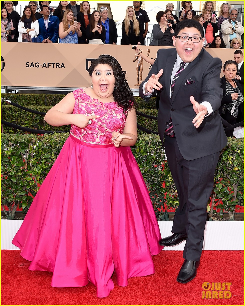 Rico Rodriguez Takes Sister Raini & Ariel Winter To SAG Awards 2016