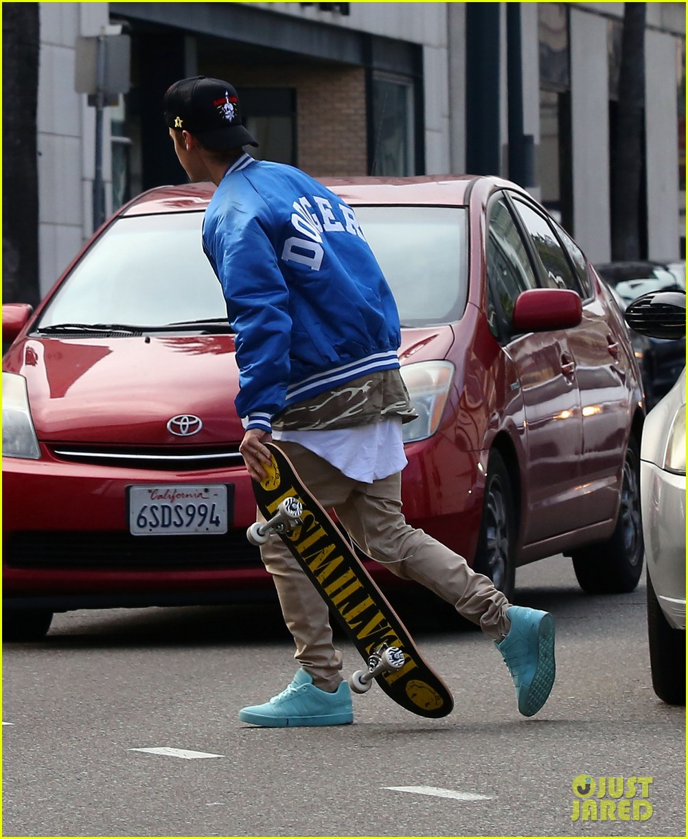 Justin Bieber's 'Sorry' Tops Billboard's Hot 100, Beating Adele's 'Hello'!