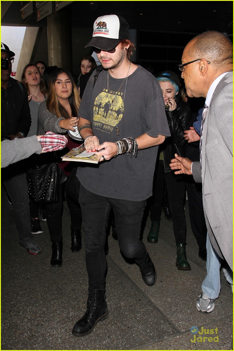 Michael Clifford Thinks It Would Be Hilarious To Have Someone Else's Arms
