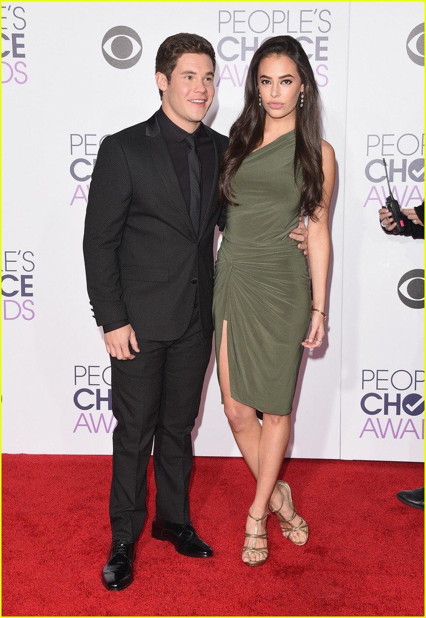 Lea Michele & Adam Devine Show Love for Chris Pratt's 'Glistening Abs' at People's Choice Awards