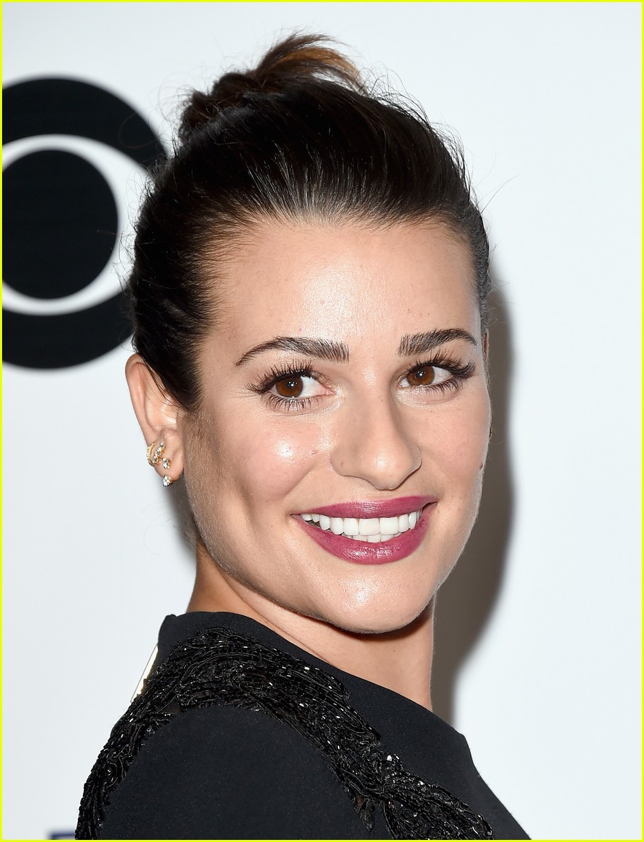 Lea Michele & Adam Devine Show Love for Chris Pratt's 'Glistening Abs' at People's Choice Awards