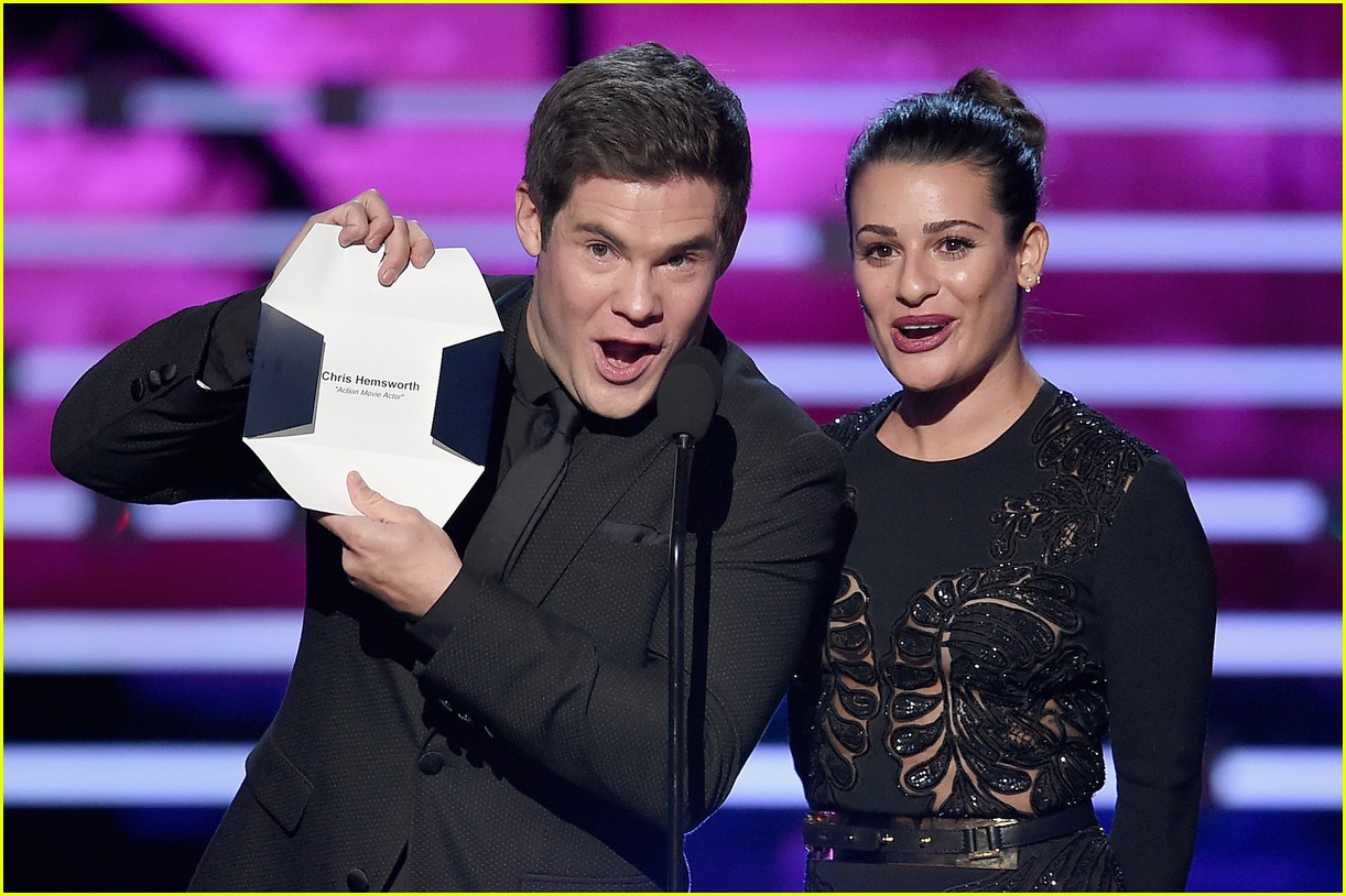 Lea Michele & Adam Devine Show Love for Chris Pratt's 'Glistening Abs' at People's Choice Awards